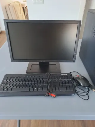 PC HP sin disco duro con monitor, teclado y ratón