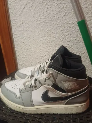 Vendo Nike Air Jordan 1 Mid Gris Blanco talla 44