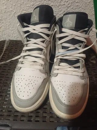 Vendo Nike Air Jordan 1 Mid Gris Blanco talla 44