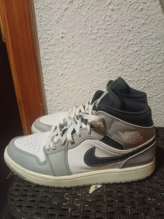 Vendo Nike Air Jordan 1 Mid Gris Blanco talla 44