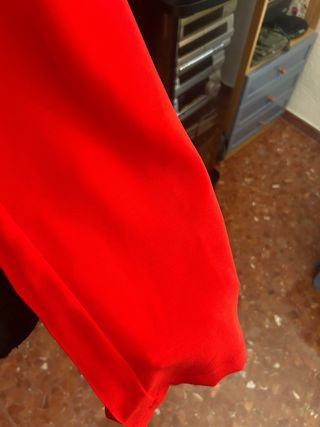 Pantalón rojo con decoración de hebilla