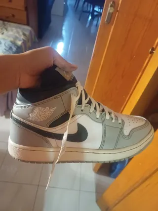 Nike Air Jordan 1 Mid Gris Blanco