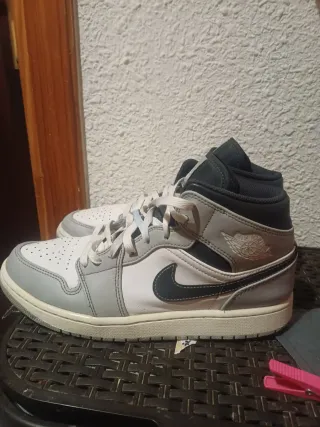 Nike Air Jordan 1 Mid Gris Blanco