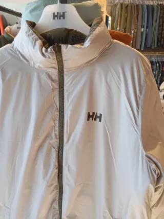Chaqueta Helly Hansen verde acolchada