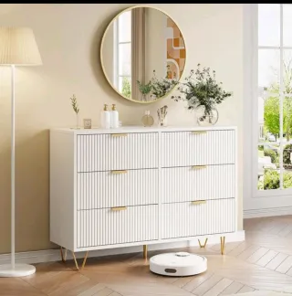 Cómoda blanca con patas doradas