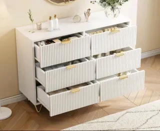 Cómoda blanca con patas doradas