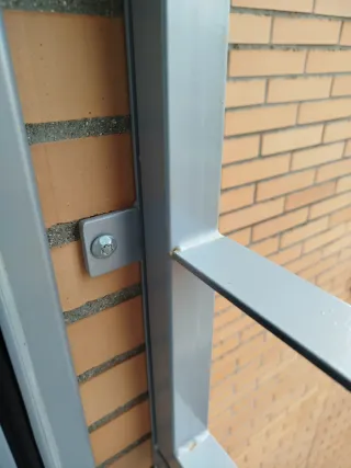 Reja lacada gris con apertura y cerradura