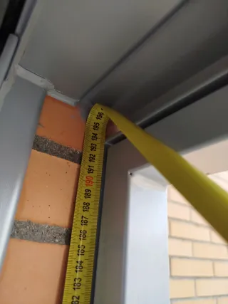 Reja lacada gris con apertura y cerradura