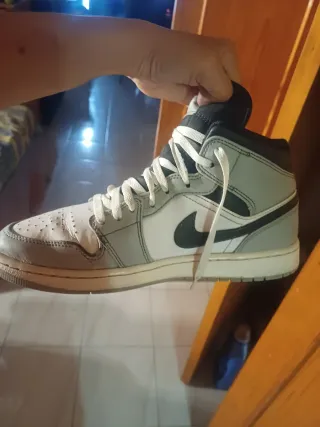 Nike Air Jordan 1 Mid Gris Blanco
