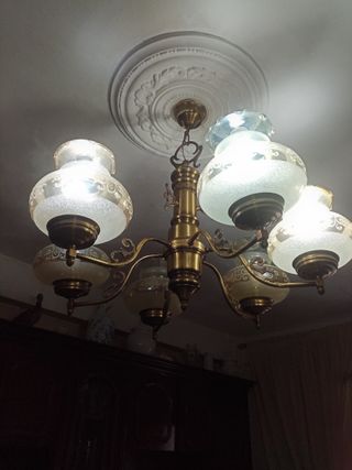 Lámpara de techo dorada y cristal