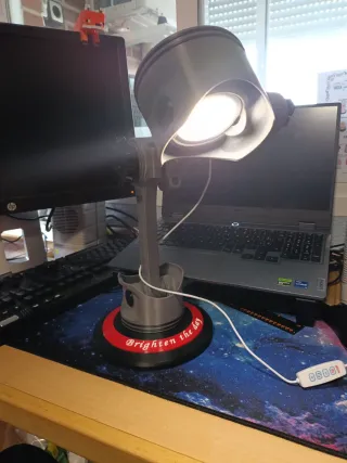 Lámpara de mesa diseño doble  pistón motor