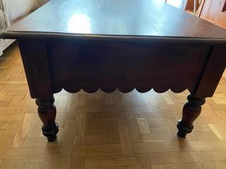 Mesa de salón de madera