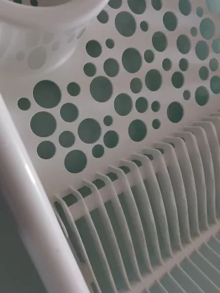 Escurridor de platos de plástico blanco