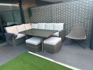 Sofá de jardín modular con mesa y otomanas