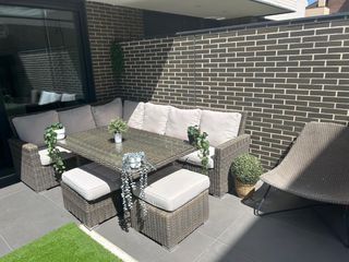 Sofá de jardín modular con mesa y otomanas