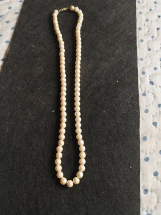 Gargantilla de perlas blanco y dorado