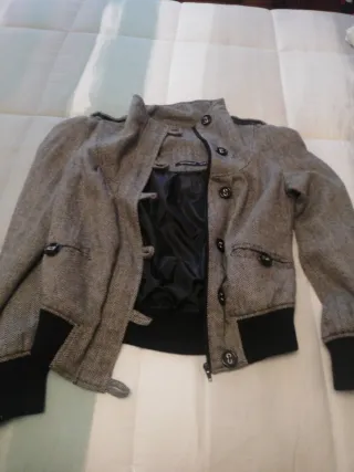 Bonita cazadora entretiempo gris y negra