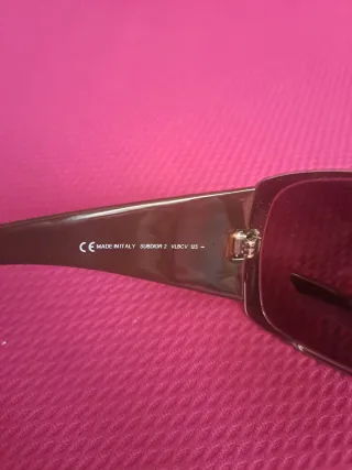 Gafas de sol plateadas y negras