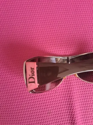 Gafas de sol plateadas y negras