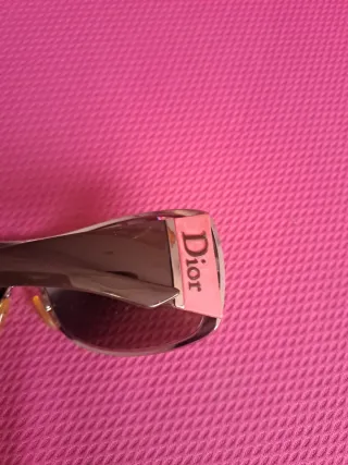 Gafas de sol plateadas y negras