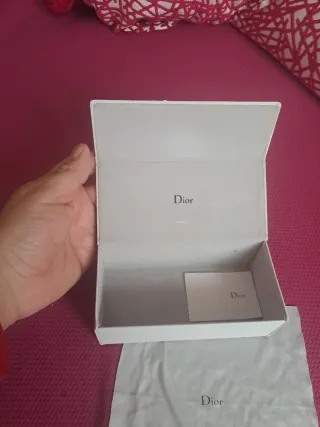 Gafas de sol plateadas y negras