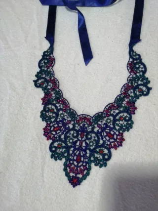 Gargantilla textil con pedrería