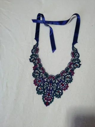 Gargantilla textil con pedrería