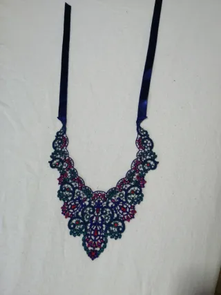 Gargantilla textil con pedrería