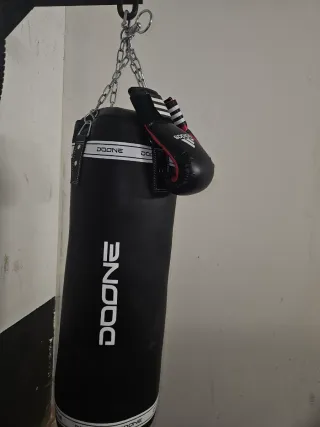 Saco de boxeo, guantes y soporte
