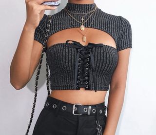 Blusa brillante negra con cordones