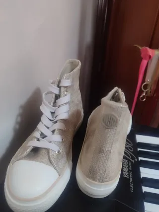 Zapatillas altas doradas tipo Converse