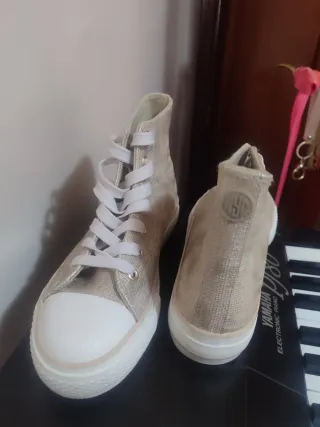 Zapatillas altas doradas tipo Converse