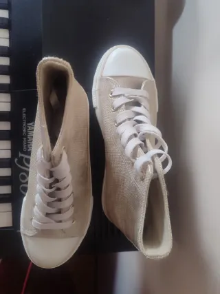 Zapatillas altas doradas tipo Converse