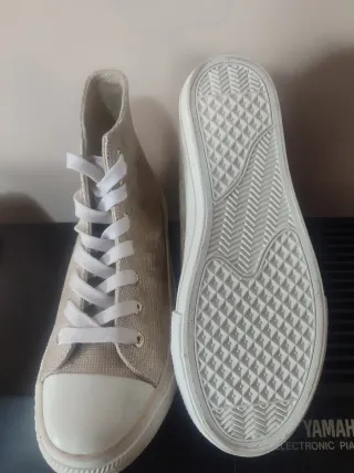 Zapatillas altas doradas tipo Converse