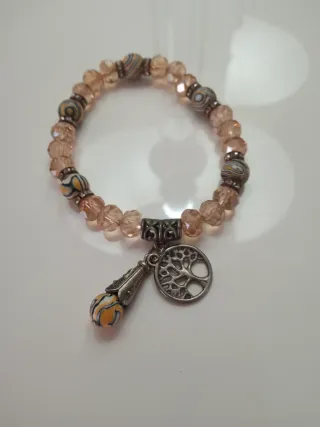 Pulsera elástica con abalorios y charms