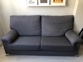 Sofá de tela gris