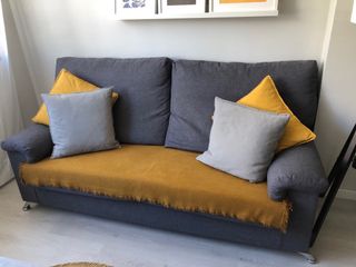 Sofá de tela gris