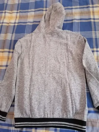 Chaqueta con cremallera y estampado