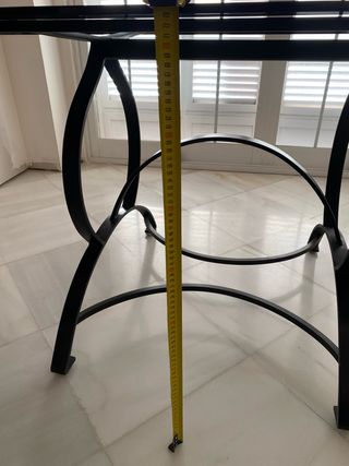 Mesa de cristal y metal ovalada