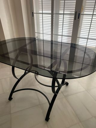 Mesa de cristal y metal ovalada