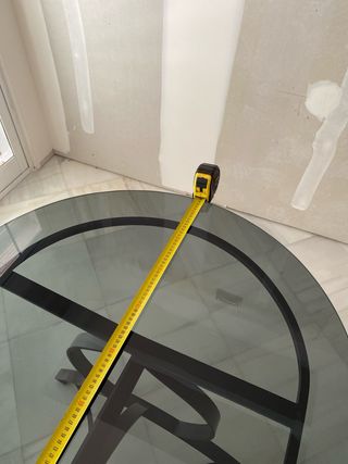 Mesa de cristal y metal ovalada