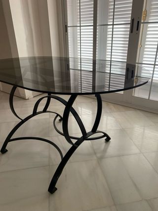 Mesa de cristal y metal ovalada