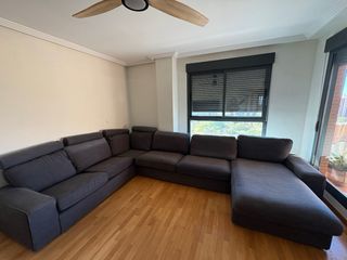 Sofá modular gris en forma de U