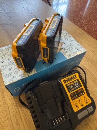 Cargador DeWalt DCB1104 + 2 Baterías 18V 2Ah