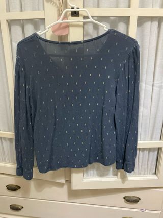Blusa azul con detalles dorados