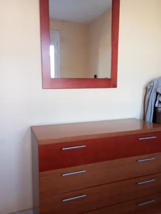 Cómoda de madera marrón con espejo