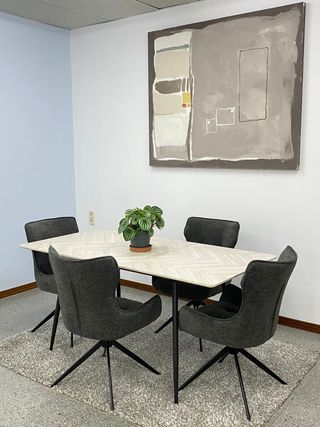 Mesa con sillas, extensible y práctica