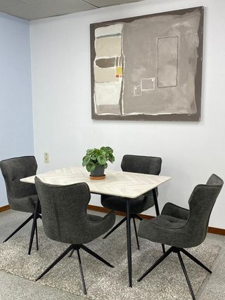 Mesa con sillas, extensible y práctica