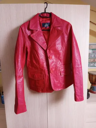 Cazadora roja de cuero