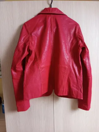 Cazadora roja de cuero